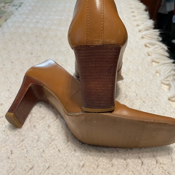 Saddle colored leather heels. Size 7M - Picture 3 of 3